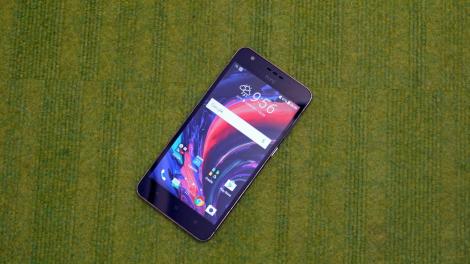 Hands-on review: HTC Desire 10 Lifestyle